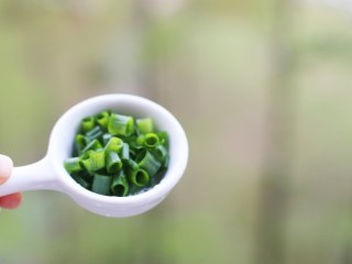 5、鲜掉眉毛的丝瓜豆腐汤,葱切小段。