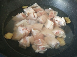 2、#猪年#红烧猪蹄,凉水入锅加适量姜块焯水