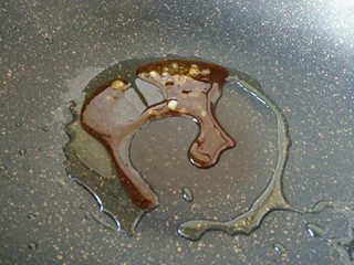 5、#猪年#红烧猪蹄,锅里油烧热，冰糖放进去小火炒化成焦糖色