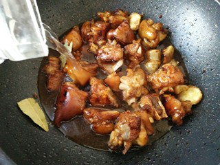 11、#猪年#红烧猪蹄,加入开水没过猪蹄两倍高