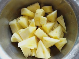 1、菠萝咕噜肉,菠萝去皮切块