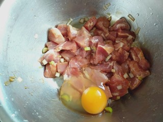 7、菠萝咕噜肉,打入一个鸡蛋