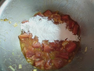 9、菠萝咕噜肉,倒入淀粉