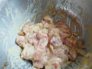 10、菠萝咕噜肉,搅拌均匀