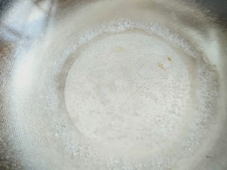 13、菠萝咕噜肉,另起一个锅加适量的清水和白糖