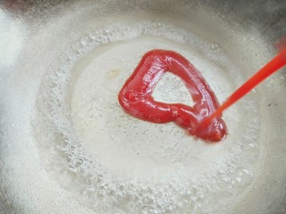 14、菠萝咕噜肉,烧开水后倒入番茄酱