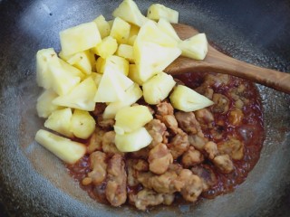 16、菠萝咕噜肉,倒入菠萝和炸好的肉