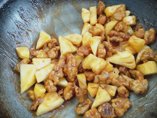 17、菠萝咕噜肉,翻炒均匀即可
