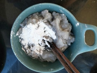 6、虾滑娃娃菜,加入5克干淀粉。一个鸡蛋清（只要蛋清），料酒少许，盐适量，胡椒粉少许。顺时针搅拌，一直搅拌到上劲感觉有阻力。