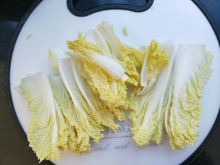 8、虾滑娃娃菜,娃娃菜洗净改刀。