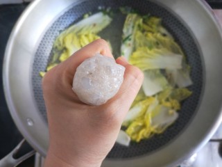 11、虾滑娃娃菜,准备下虾滑。最快捷的方法是用小勺子蘸水直接挖了下锅。我是用水抹湿手用虎口挤出一个圆球。