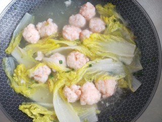 13、虾滑娃娃菜,虾滑依次挤进去，水开后再煮五分钟，不要太久，煮久了就老了。，（我做的有点大，再小点更好。）加盐。胡椒粉，鸡精，调味。如果喜欢汤汁浓稠，可以勾薄芡。