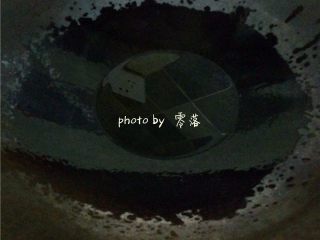 5、四川酸菜鱼,锅里调入适量植物油;