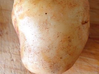 1、醋溜土豆丝,准备一个土豆洗干净