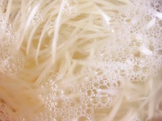 4、醋溜土豆丝,用水洗洗，洗去上面的淀粉，这样炒出来的土豆是脆的