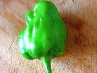 6、醋溜土豆丝,准备一个青椒