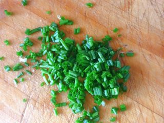 8、醋溜土豆丝,准备葱花