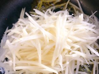 10、醋溜土豆丝,倒入沥干水的土豆丝