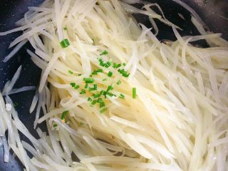13、醋溜土豆丝,加葱花炒香