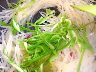 15、醋溜土豆丝,加入青椒丝翻炒均匀