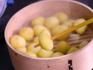 2、孜然小土豆,小土豆蒸至用筷子能轻易扎透即可