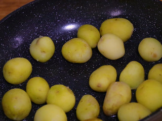 4、孜然小土豆,放入蒸熟的小土豆