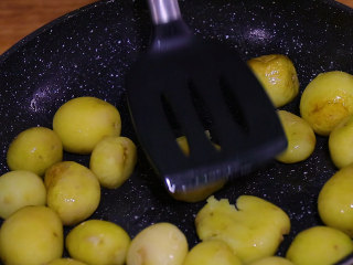 5、孜然小土豆,用锅铲把土豆按压扁，不要太用力压，否则碎掉就不好吃了，而且还影响成品的美观