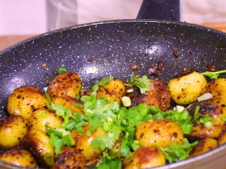 10、孜然小土豆,再放入香菜和葱花拌匀后加入几滴香油即可