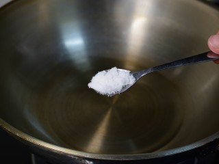 4、无肉不欢+红烧肉炖豆角,白糖加入油锅中，小火加热