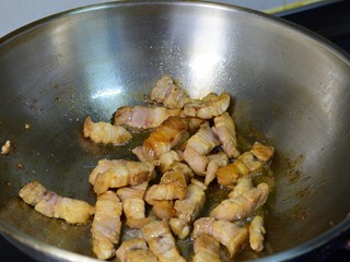 6、无肉不欢+红烧肉炖豆角,炒至变色