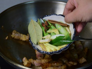 7、无肉不欢+红烧肉炖豆角,加入葱、姜、八角、桂皮、香叶