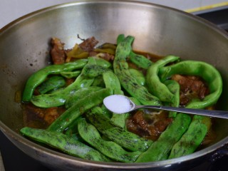 13、无肉不欢+红烧肉炖豆角,加盐，大火加热，沸腾后转小火再煮20分钟