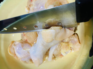 3、蜜汁鸡腿,用刀????把鸡腿划几道，便于入味；