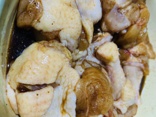 9、蜜汁鸡腿,把所有调料搅拌均匀；