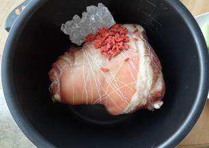 3、冰糖肘子,绑好的肘子放入高压锅，加枸杞，冰糖