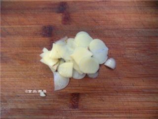 3、酱香虎皮尖椒,蒜头去皮,切薄片