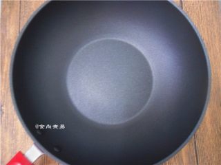 4、酱香虎皮尖椒,免油烧热锅