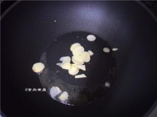 7、酱香虎皮尖椒,热锅,锅内倒入食用油,下蒜片爆香