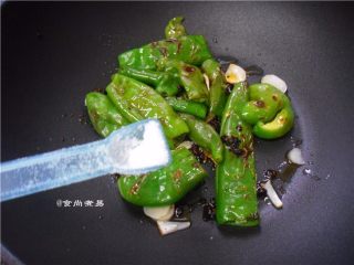 10、酱香虎皮尖椒,调入盐
