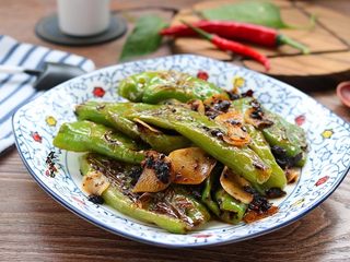 13、酱香虎皮尖椒,有些吃货朋友爱放点陈醋拌匀,也很好吃呢