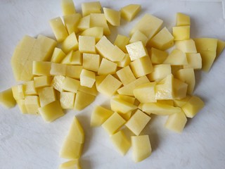 1、鱼香二丁,土豆切丁