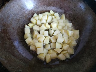 7、鱼香二丁,锅中放入适量植物油，放入土豆丁炸至金黄