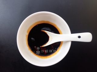 4、五彩京酱肉丝,取碗加入一勺老抽、一勺生抽、一勺番茄酱、一勺蚝油、一勺白糖、一勺淀粉拌匀备用。