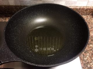 5、五彩京酱肉丝,热锅倒油烧至八成热。