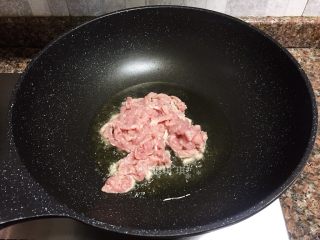 6、五彩京酱肉丝,放入肉丝快速翻炒断生。