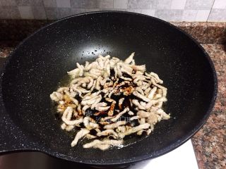 7、五彩京酱肉丝,倒入酱汁翻炒30秒。