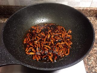 8、五彩京酱肉丝,肉丝吸满酱汁即可关火。