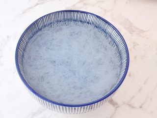4、凉拌粉丝,捞出过两遍凉水