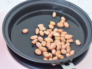 8、凉拌粉丝,另起锅倒入适量的食用油烧热，放入花生米炸熟