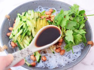 12、凉拌粉丝,加入陈醋